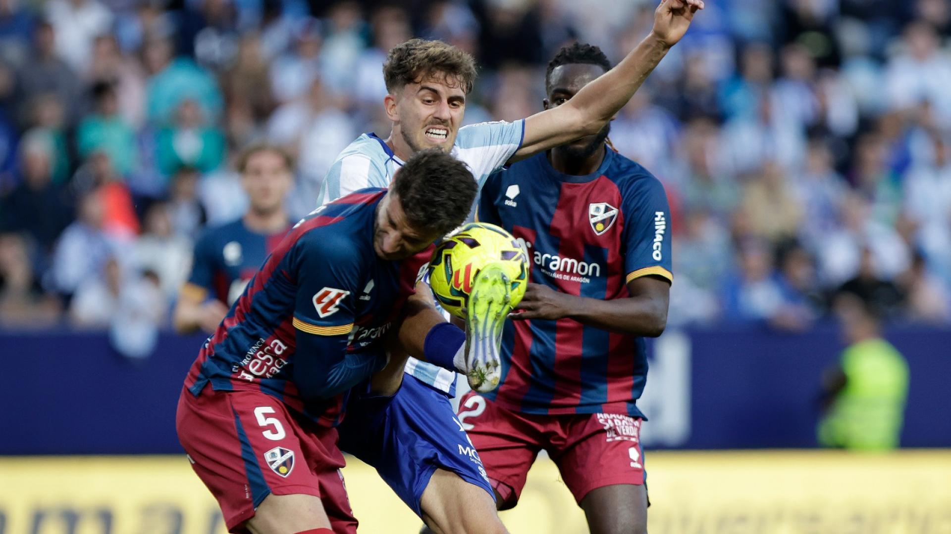 El Málaga hunde más a la SD Huesca y deja a Bolo al borde del cese (5-3)
