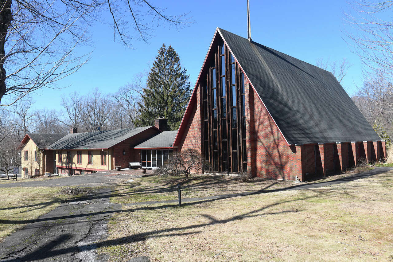 Episcopal Church plans to demolish Darien church, build four homes<br><br>