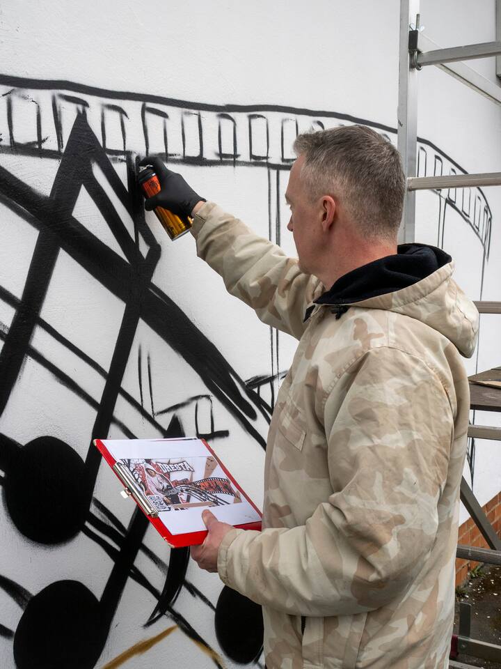 Verewigt, vergänglich: Göttinger Rapper sprayt XXL-Graffiti an der B27