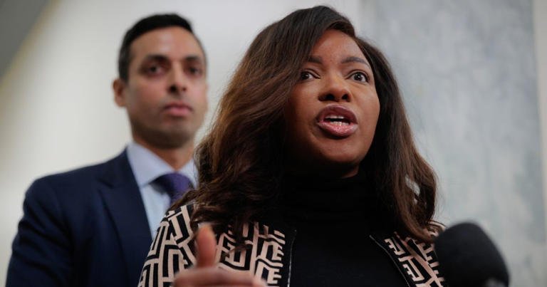 Tin nóng: Nhân viên an ninh Jasmine Crockett bị đội SWAT bắn chết.