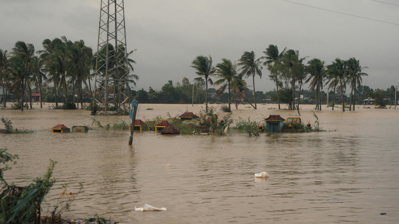 Hawaii Kona storm leaves 100,000+ without power amid flood alerts<br>