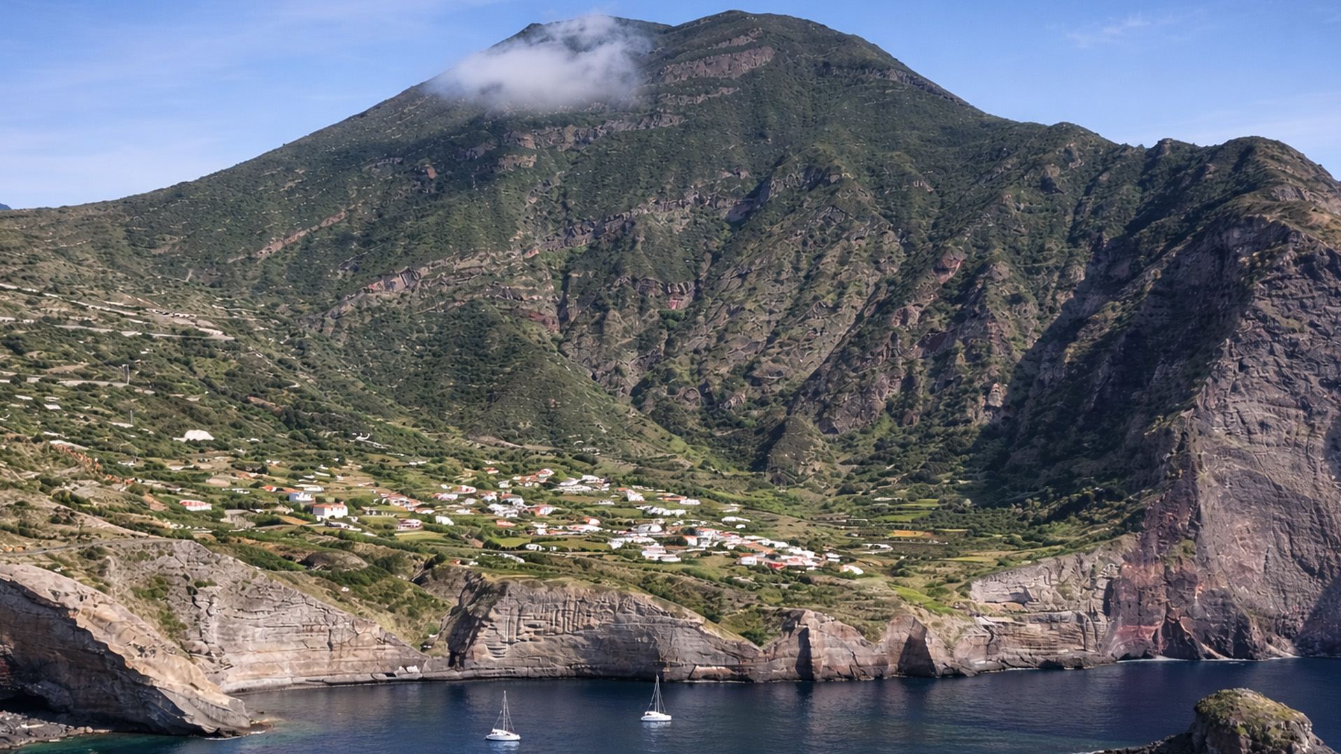 なぜ人々はこの火山の島に住み続けるのか?
