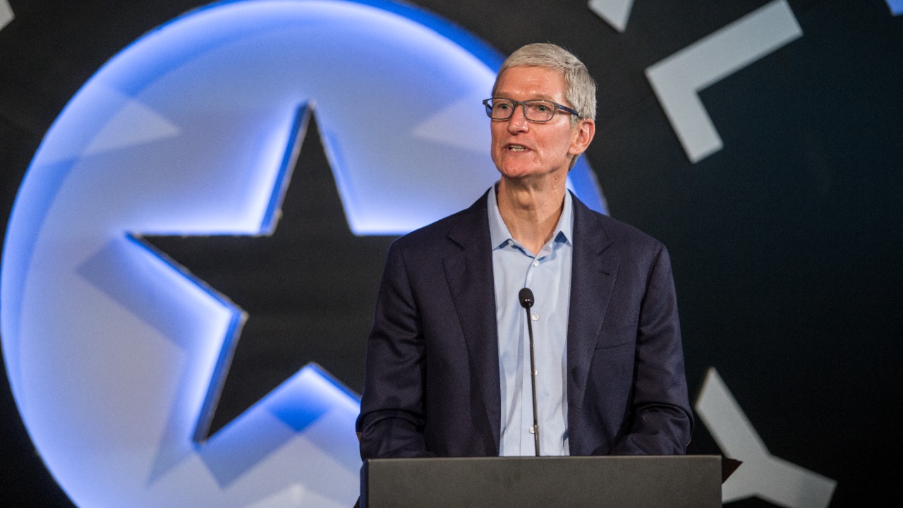 Tim Cook says 1 question helped him leave IBM for a struggling Apple