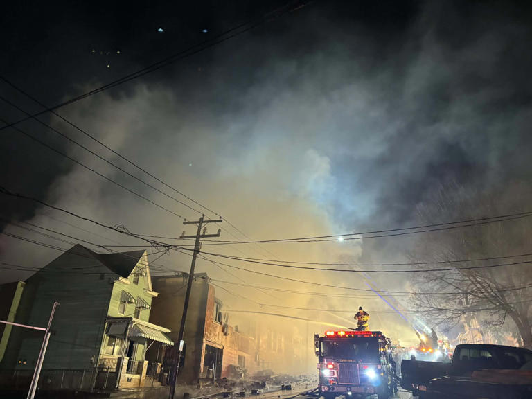 Video: Firefighters battle intense Mount Carmel fire