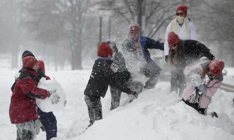 Wisconsin hit with blizzard emergency, 19.3 inches of snow