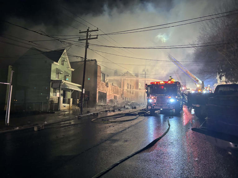 Video: Firefighters battle intense Mount Carmel fire