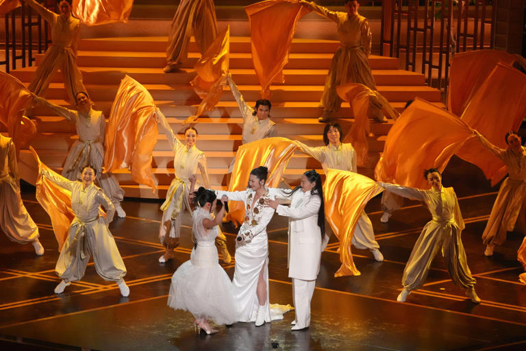Academy Awards stage blends hanbok, pansori in 'Golden' performance