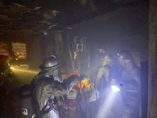 Cứu 3 người mắc kẹt trong vụ cháy căn hộ tầng 9 chung cư ở Hà Nội