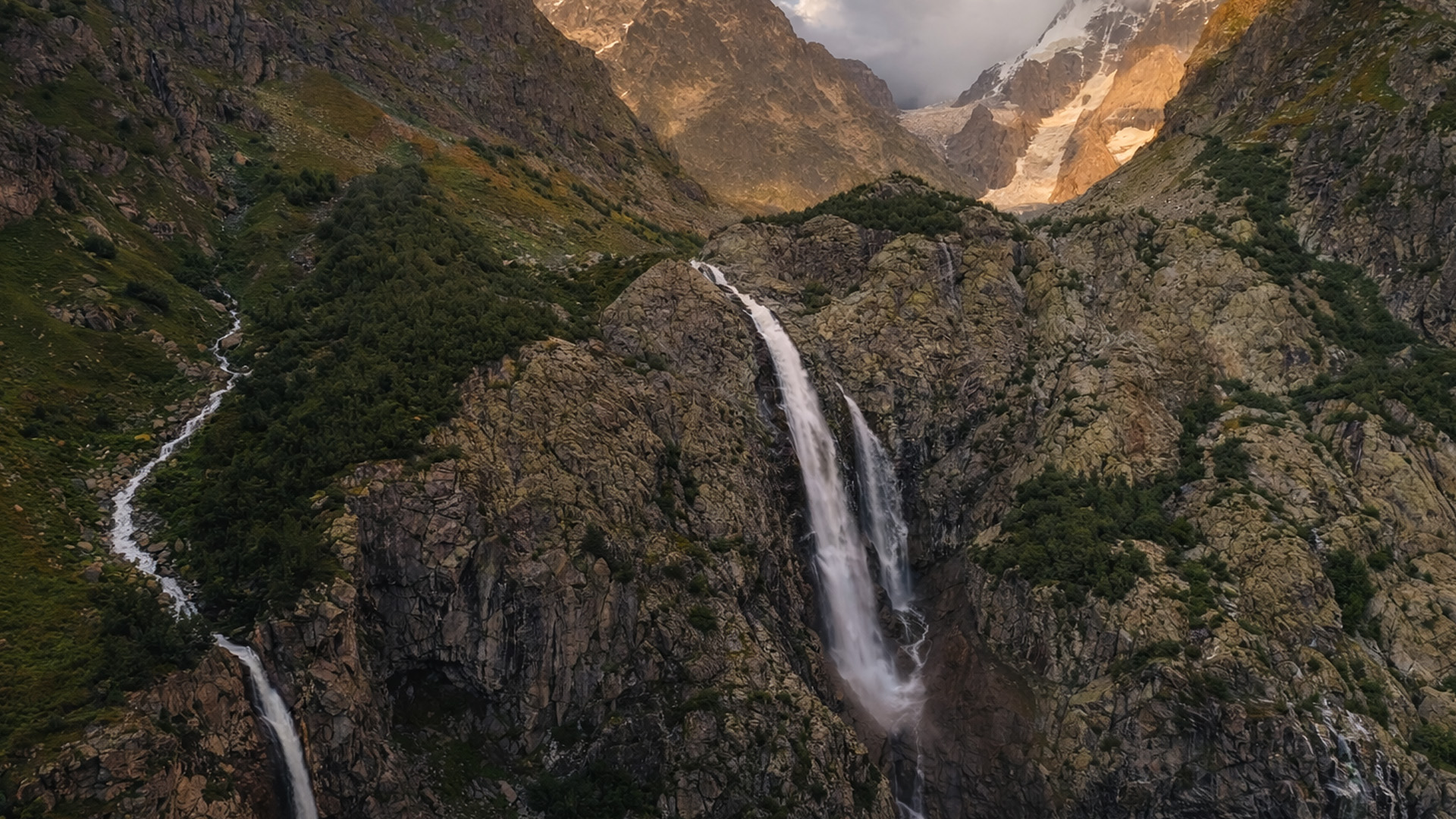Foss gjemt mellom bratte fjellvegger