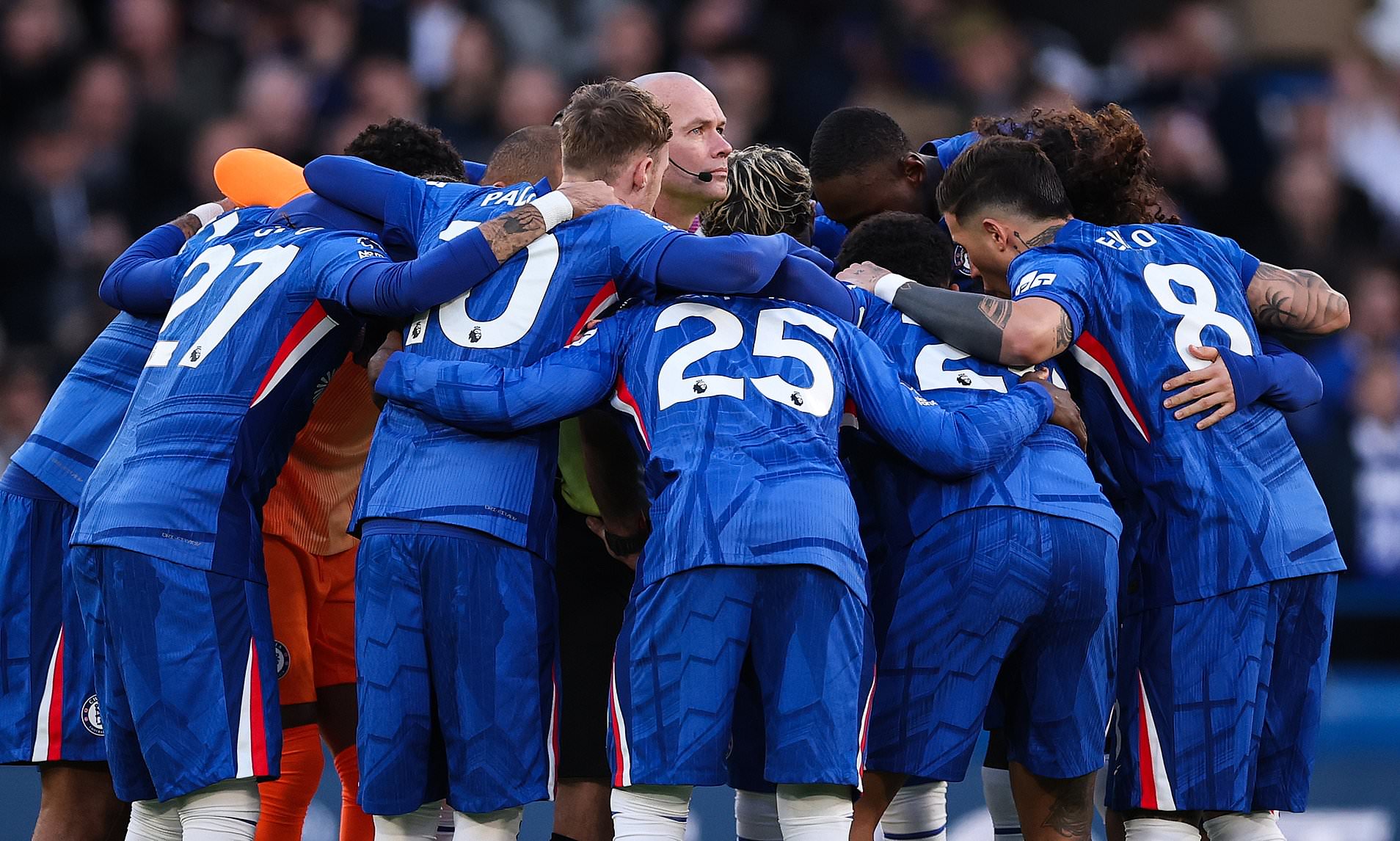 Gary Neville slams Chelsea over 'bizarre' huddle around referee: 'It ...