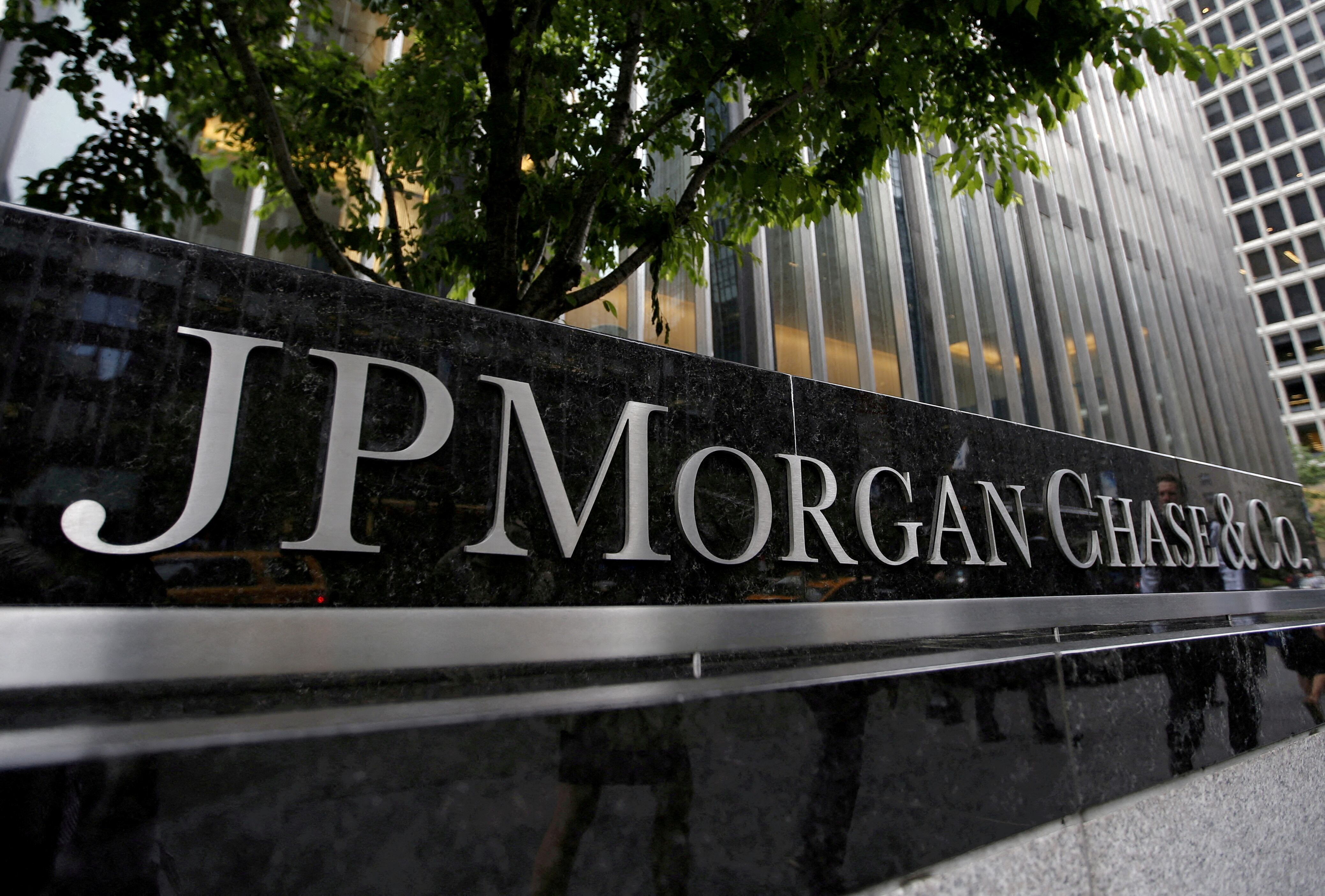 AI private debt surge risks global financial crisis