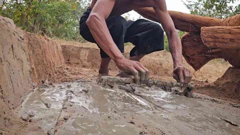 Watch these primitive men dig a forest fish pond and sculpt fish statues