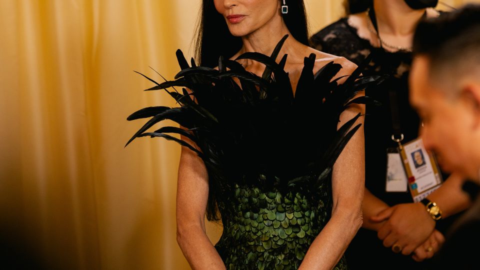 At the Oscars, showstopping feathered gowns took over the red carpet<br>