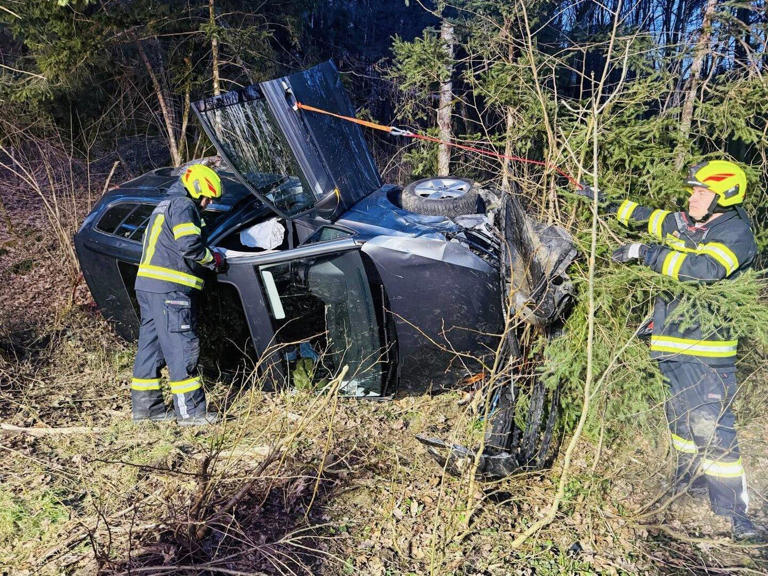 Schwerer Verkehrsunfall in Deutsch Kaltenbrunn: Ein Pkw überschlug sich im Waldstück, der Lenker wurde in die Klinik Oberwart geflogen.