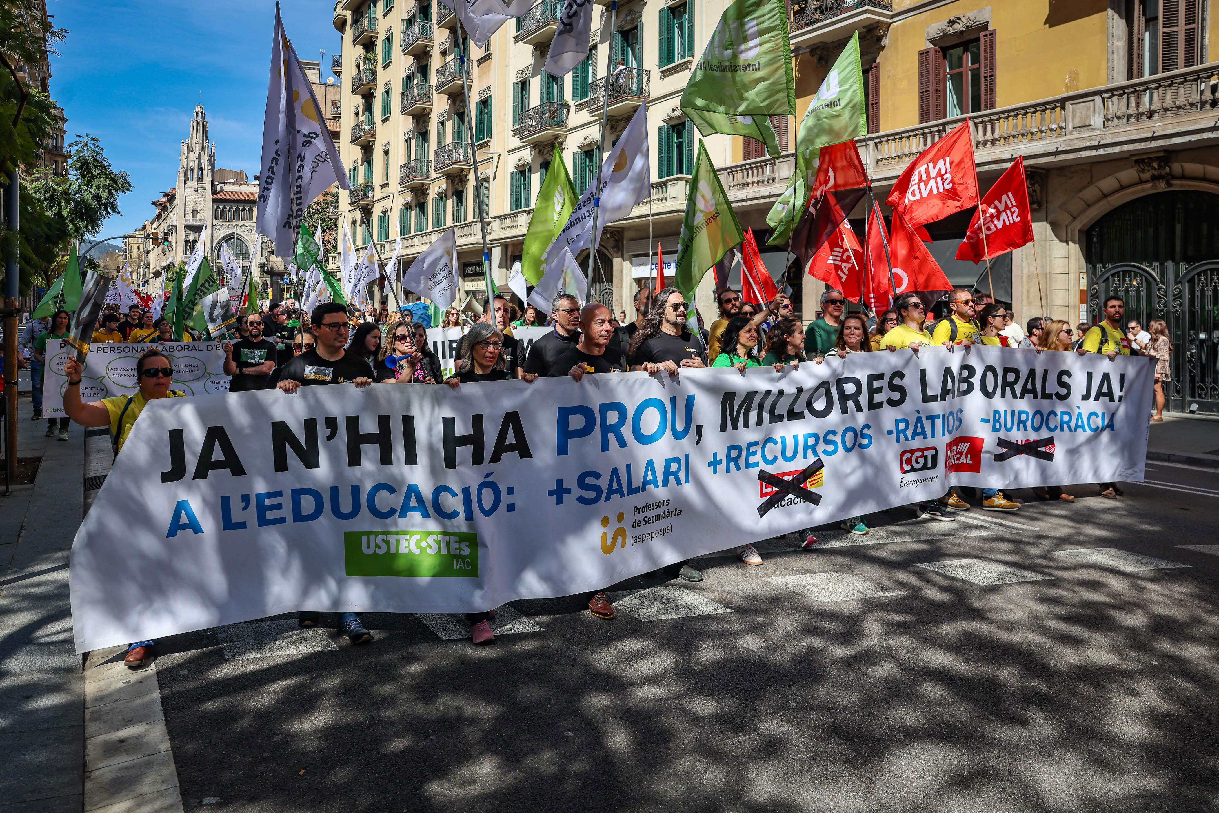 Los profesores mantienen el pulso a Educació con una manifestación ...