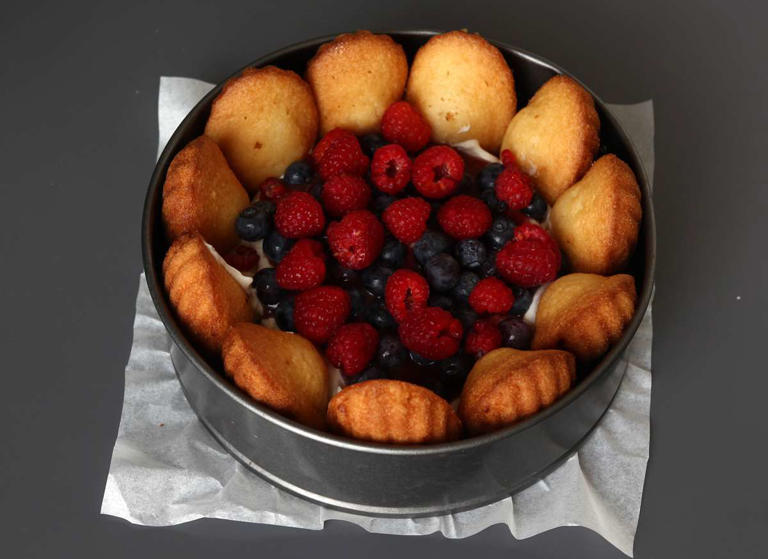 Charlotte aux fruits rouges avec des madeleines