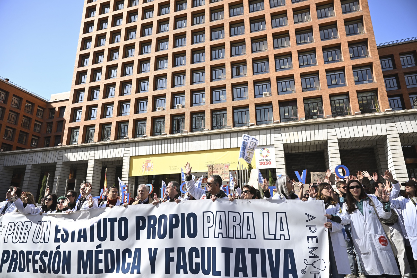 Médicos protestan del Congreso al Ministerio en el inicio de su segunda ...