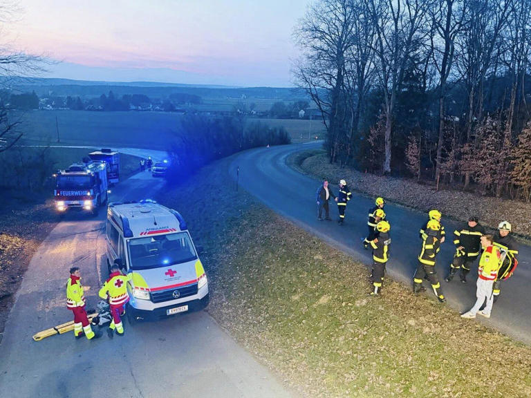 Eine langgezogene Linkskurve, ein Pkw im Waldstück und ein Großeinsatz mehrerer Einsatzkräfte: In Deutsch Kaltenbrunn kam es am Sonntag zu einem schweren Verkehrsunfall.