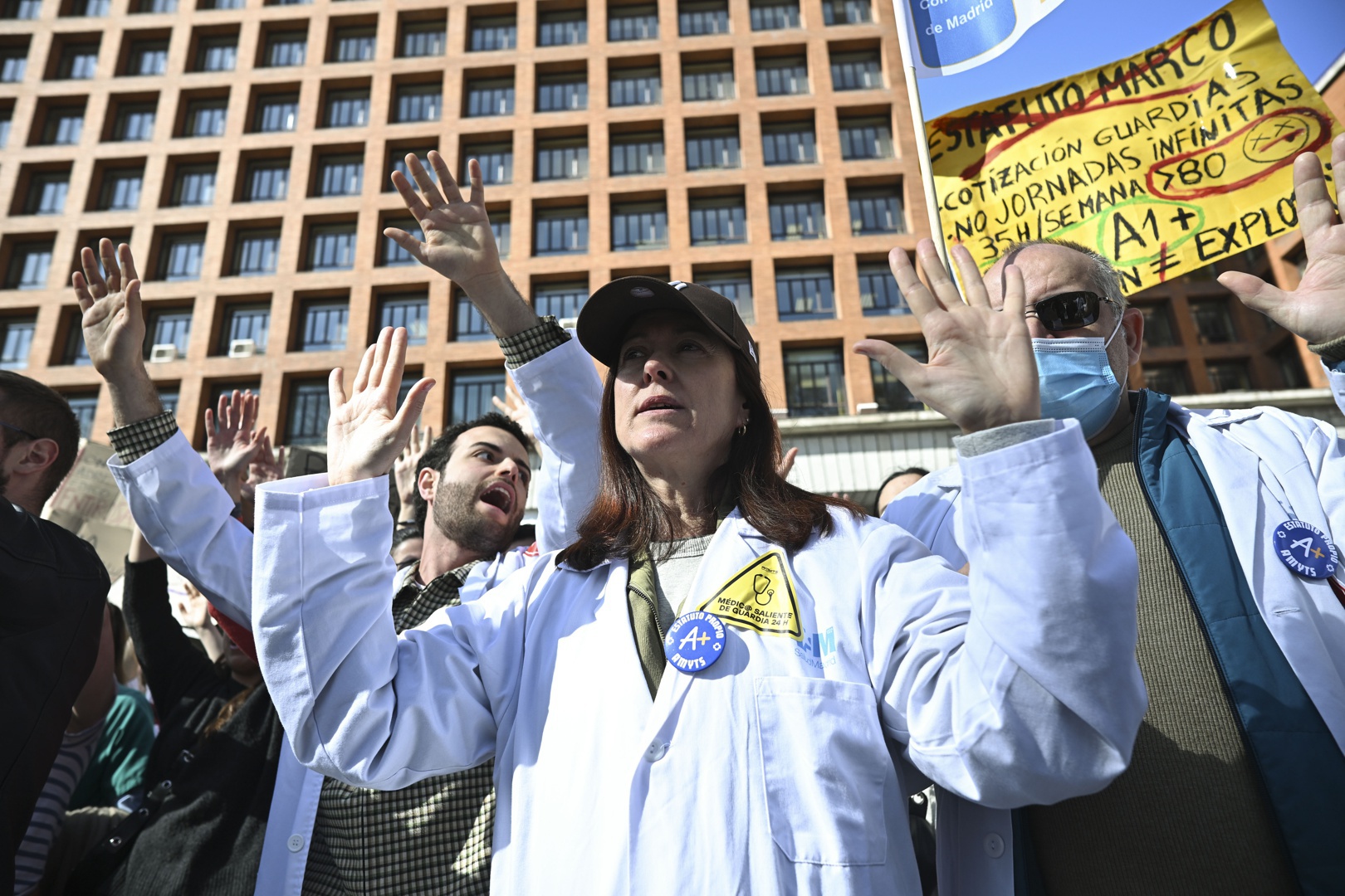 Médicos protestan del Congreso al Ministerio en el inicio de su segunda ...