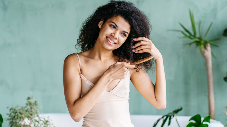 Here's exactly how you should be cleaning your combs