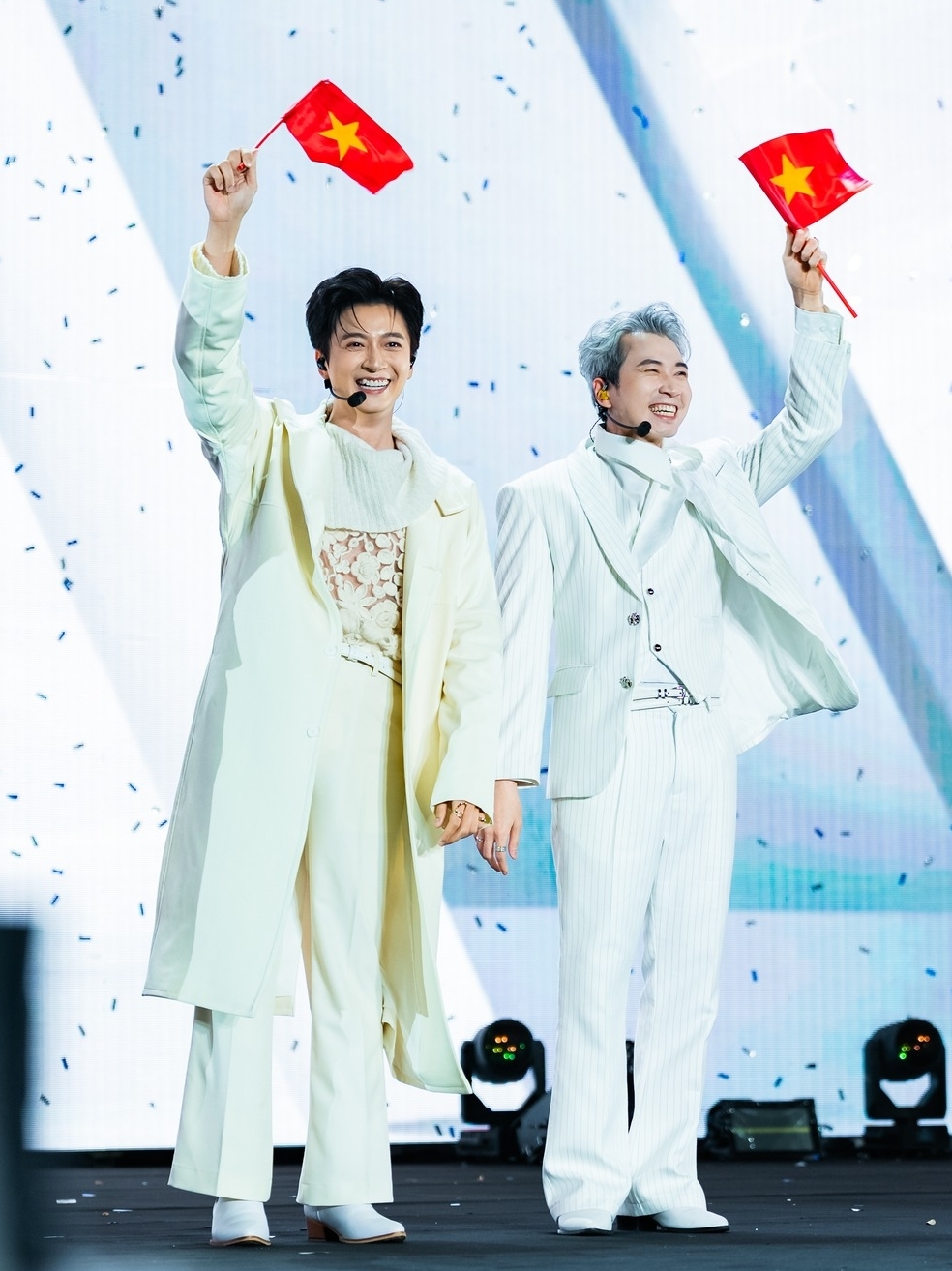 Karik đi tập tễnh trên sân khấu concert 'Anh trai say hi'