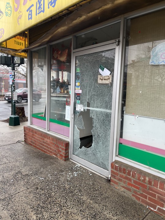 Man in custody after smashing store windows with axe in New Haven