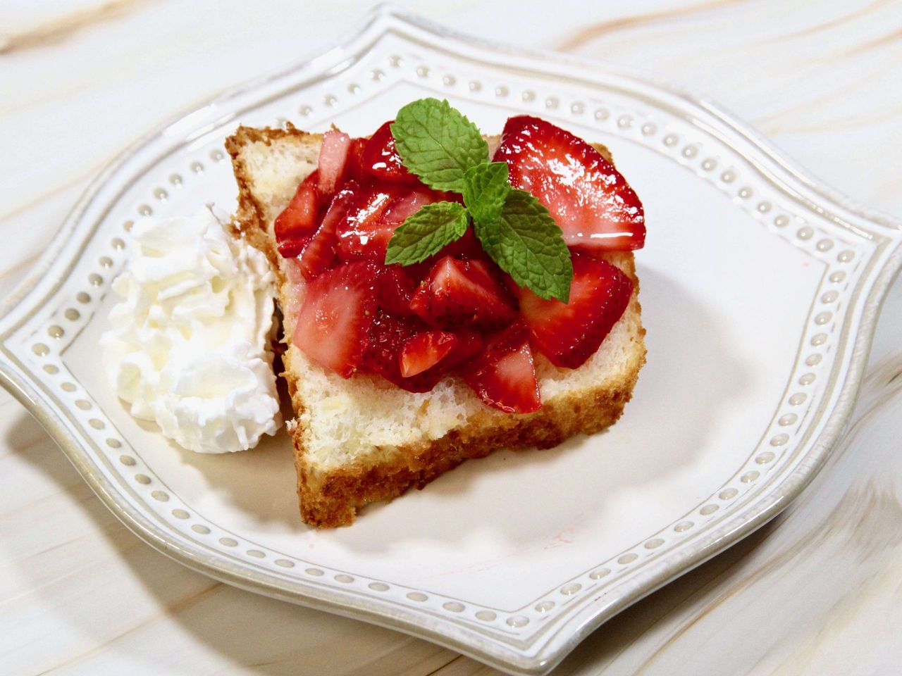 angel food cake with strawberries and cream