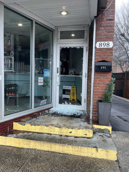 Man in custody after smashing store windows with axe in New Haven