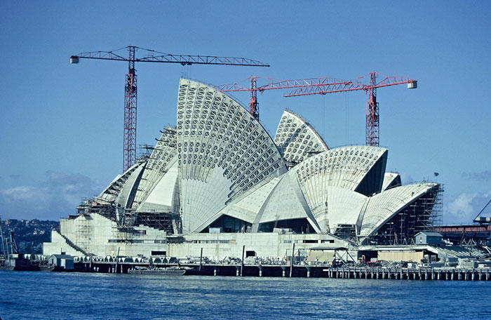 19 world famous buildings and statues during their construction
