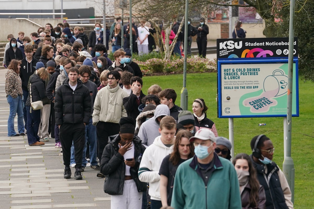Students queue for antibiotics amid meningitis outbreak
