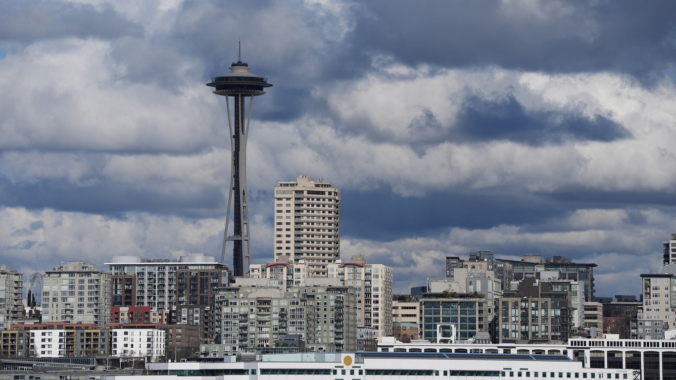 Downtown Seattle draws crowds, but offices are hurting