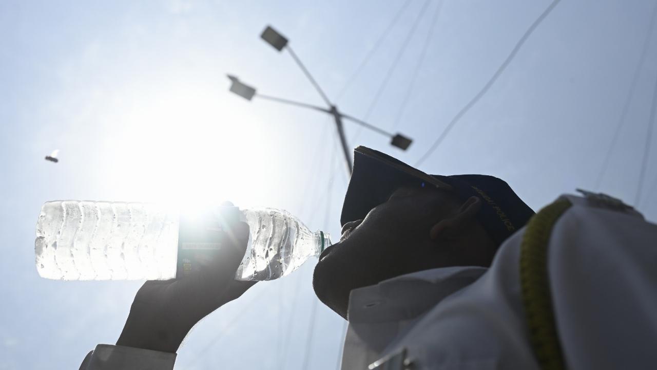 In photos scorching sun, rising humidity leave Mumbaikars battling ...