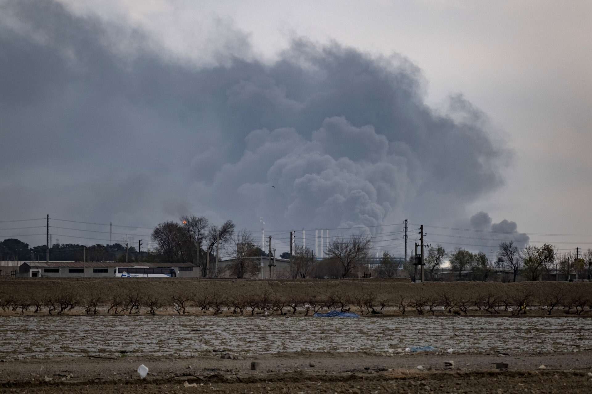 Guerra traz chuva tóxica ao Irã e ONU alerta de riscos à saúde