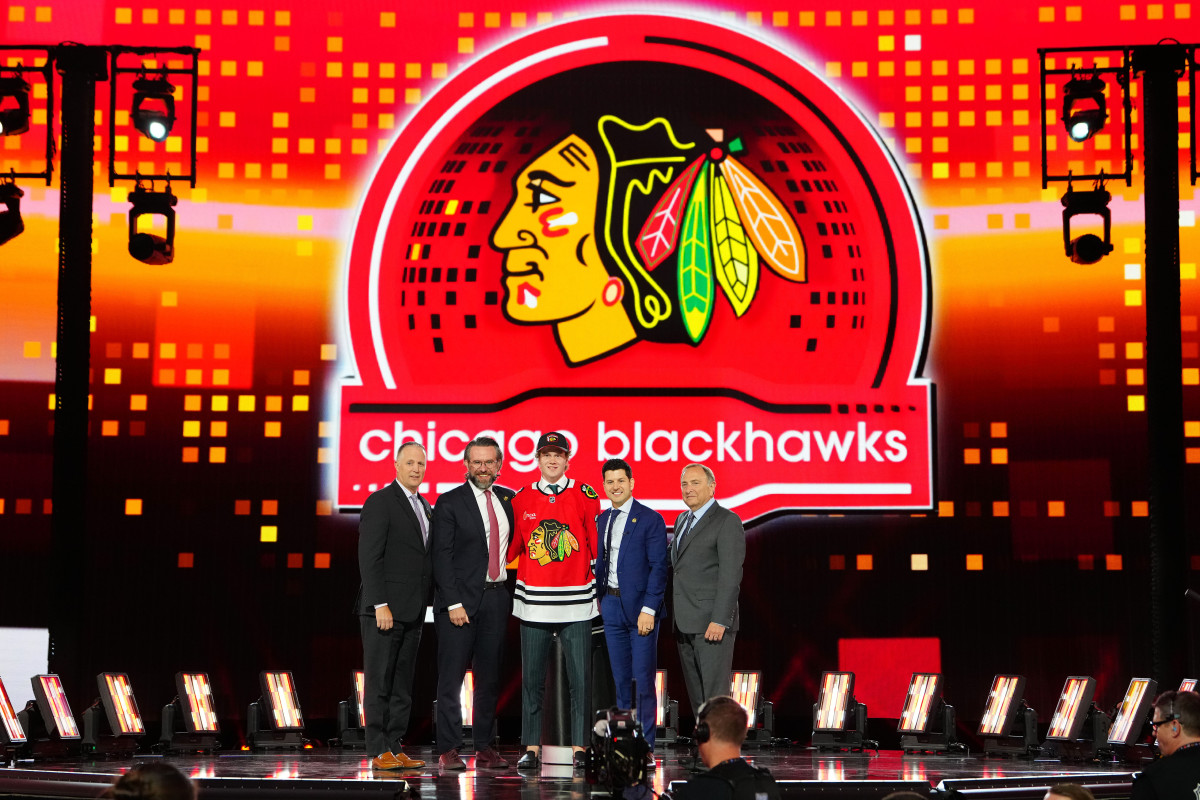 Blackhawks sign former first-round pick on Monday