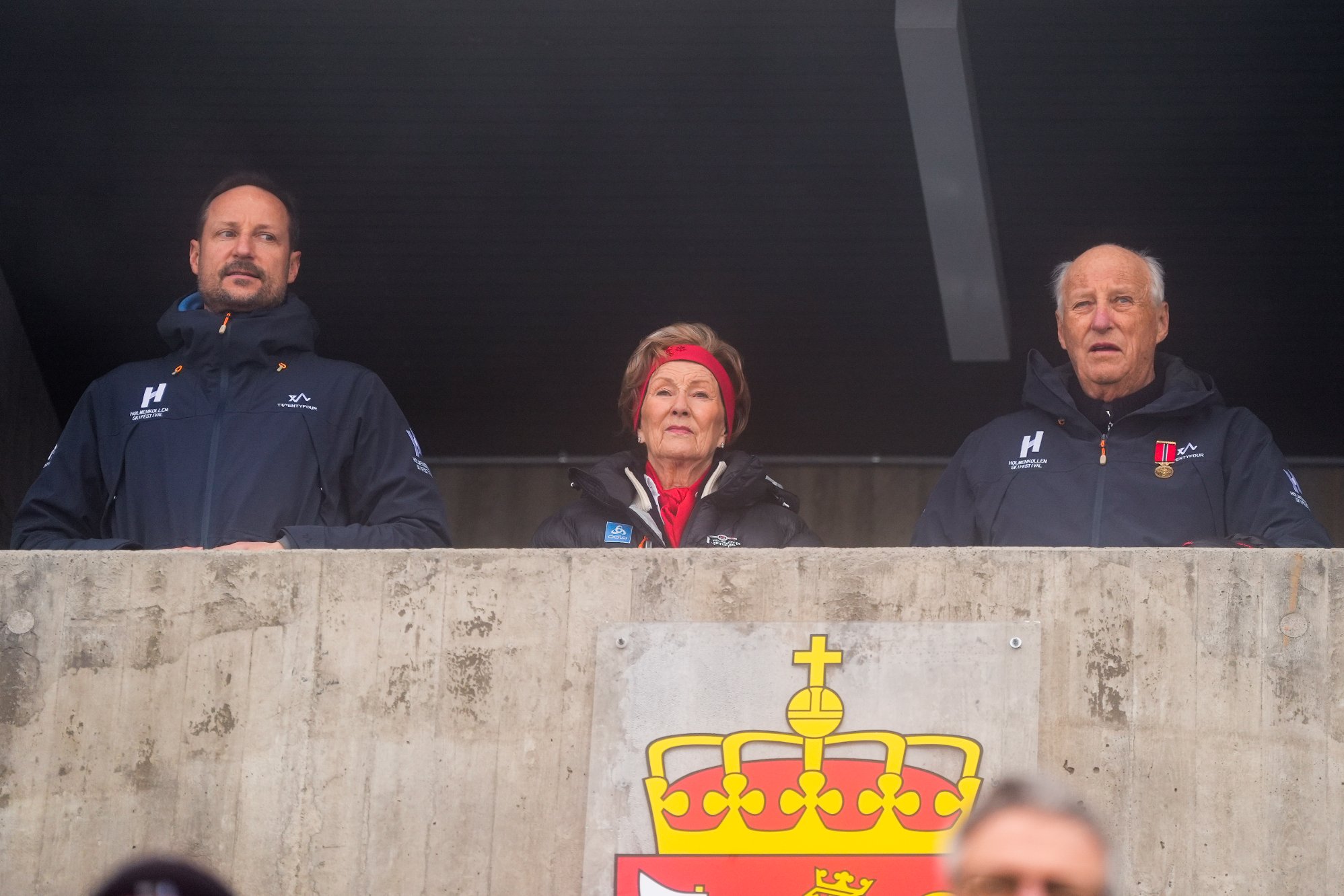 Oslo 20260314.  Kronprins Haakon, dronning Sonja og kong Harald før 50 km fri teknikk langrenn i verdenscupen i Holmenkollen lørdag. Foto: Terje Pedersen / NTB