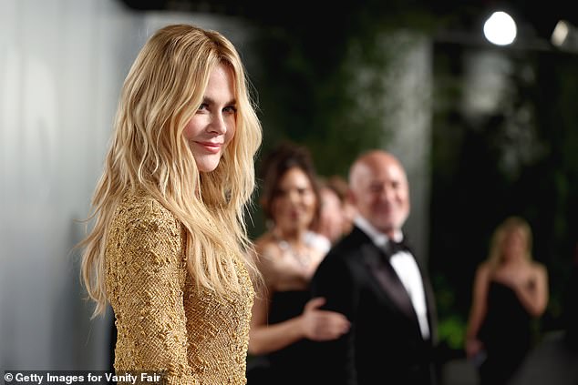 Awkward moment Nicole Kidman photobombs Lauren Sánchez and Jeff Bezos ...