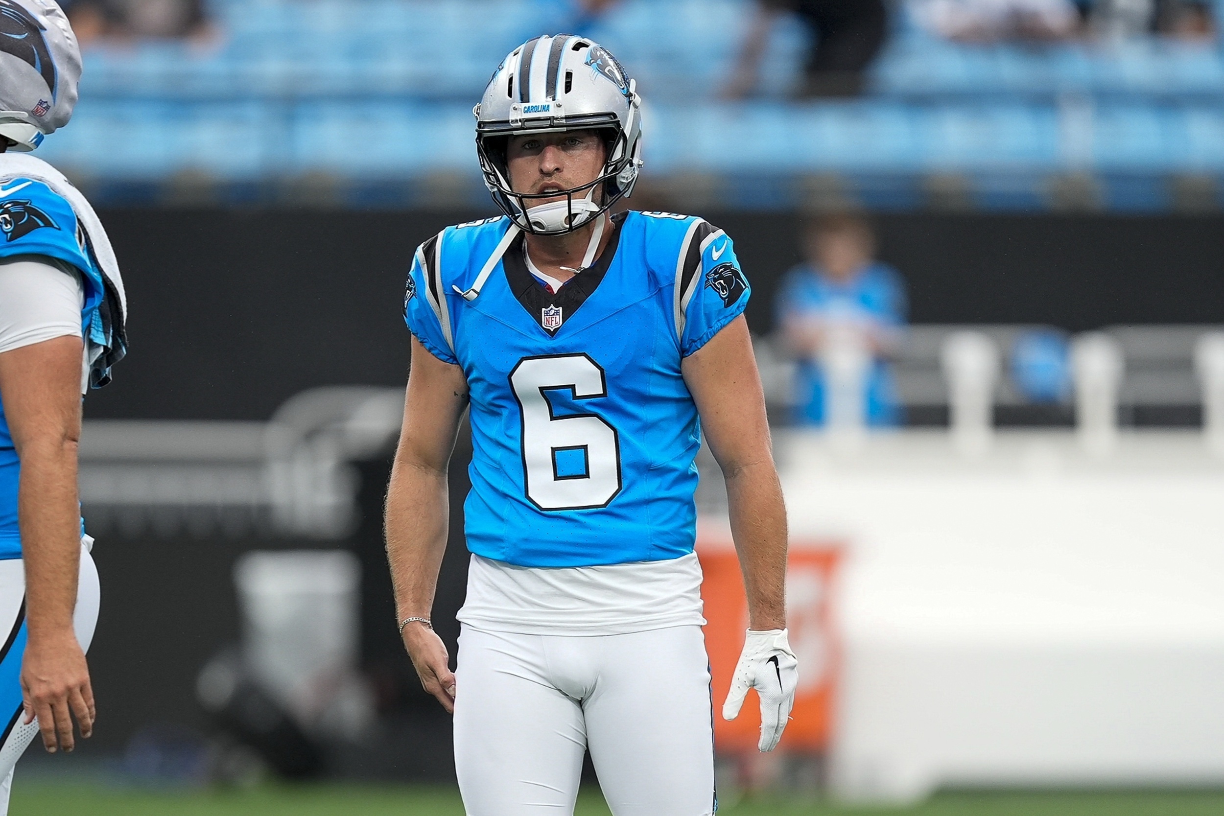 Panthers to re-sign P Sam Martin
