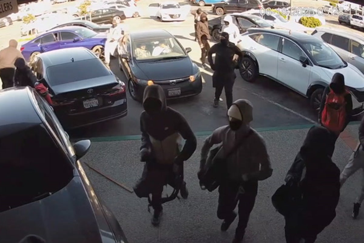 Masked men raid jewelry store making off with $1.7m in just 70 seconds