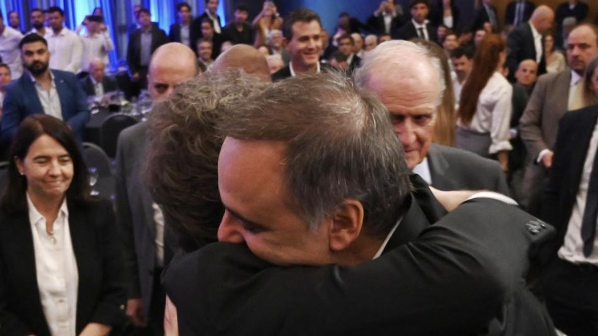 Silencio por $LIBRA y abrazo con Adorni: Milei reapareció en medio de ...