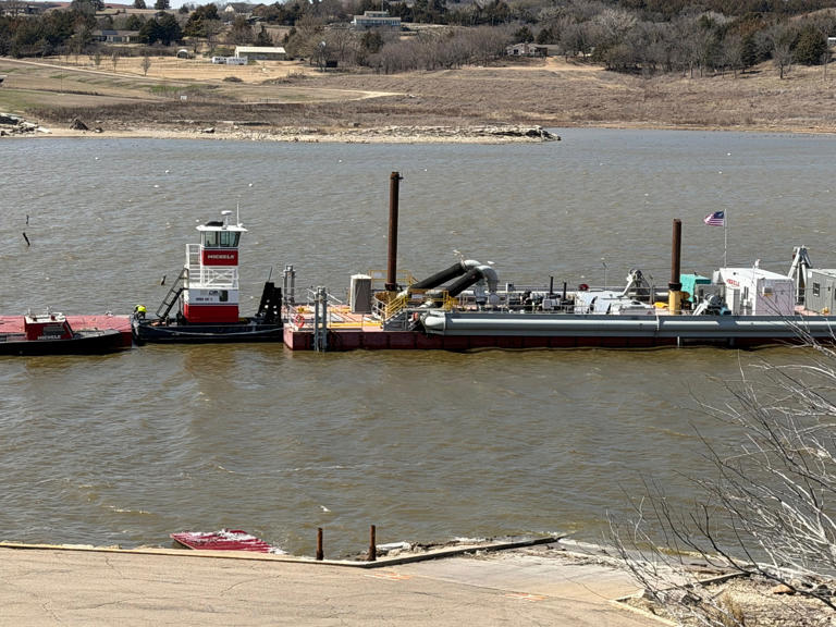 Fuel tank holding 1,800 gallons of diesel sinks into Tuttle Creek Lake