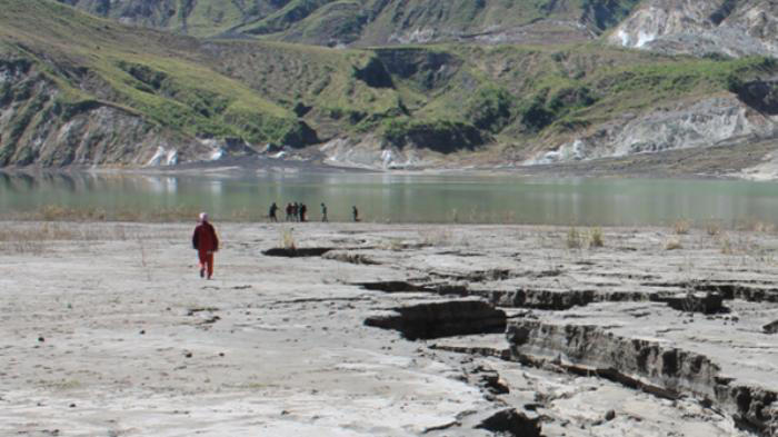 LUMPUR TAMBORA - Kondisi dasar Kaldera Tambora di Danau Motil Lahalo dipenuhi lumpur pada tahun 2015.