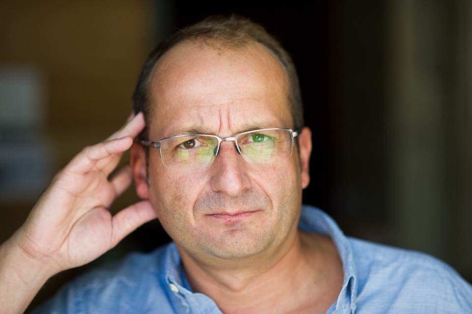 Tak mieszka i żyje Robert Górski na Mazurach. Oto jego drewniany dom ...