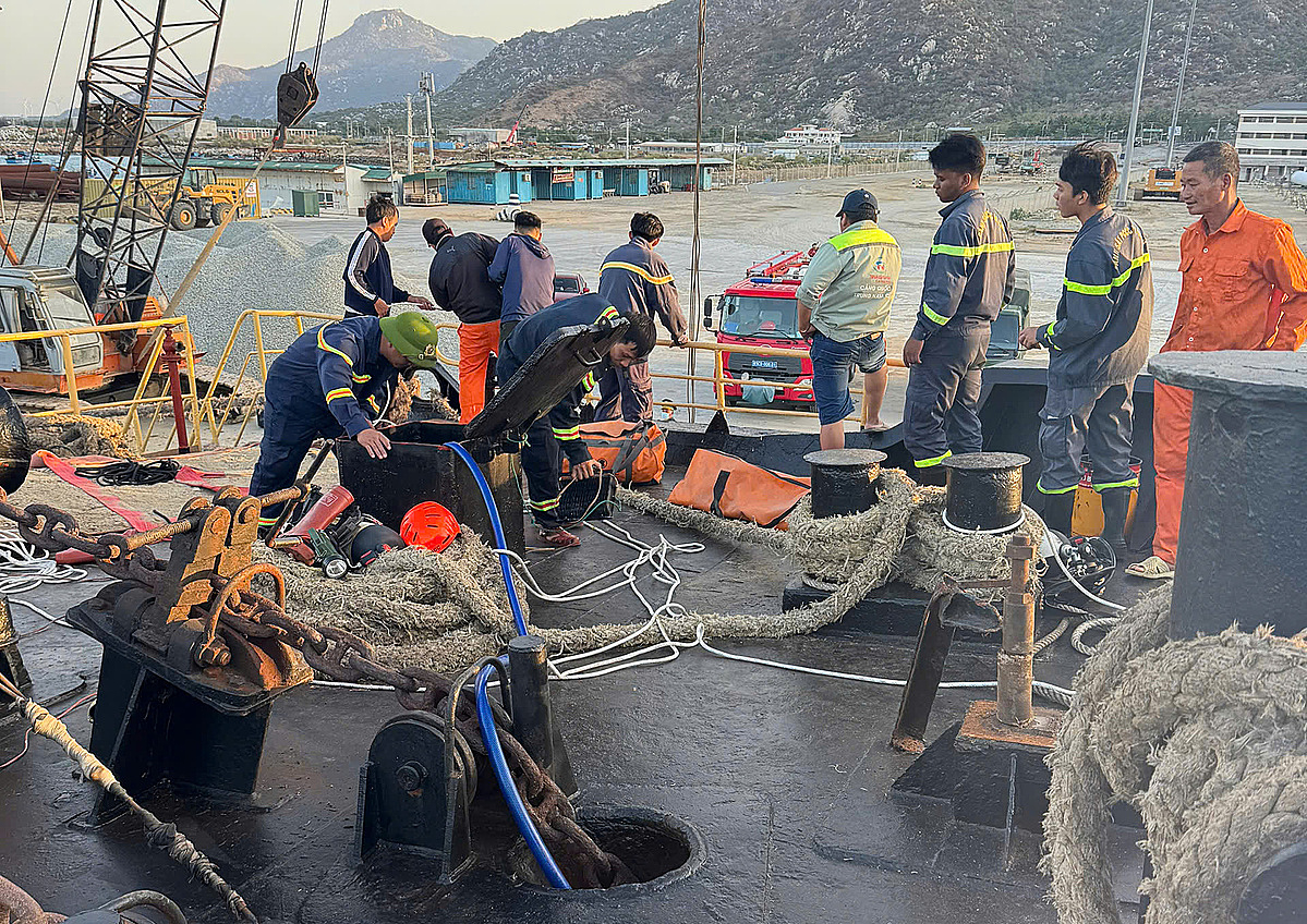 Ba người chết dưới hầm tàu ở biển Cà Ná