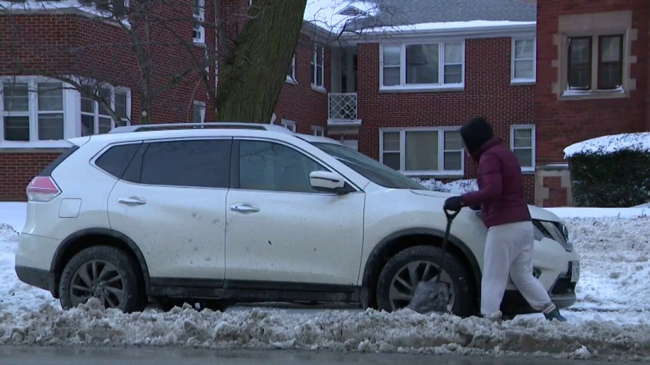 Southeast Wisconsin residents dig out cars, deal with crashes after snow