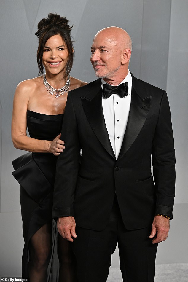 Awkward moment Nicole Kidman photobombs Lauren Sánchez and Jeff Bezos ...
