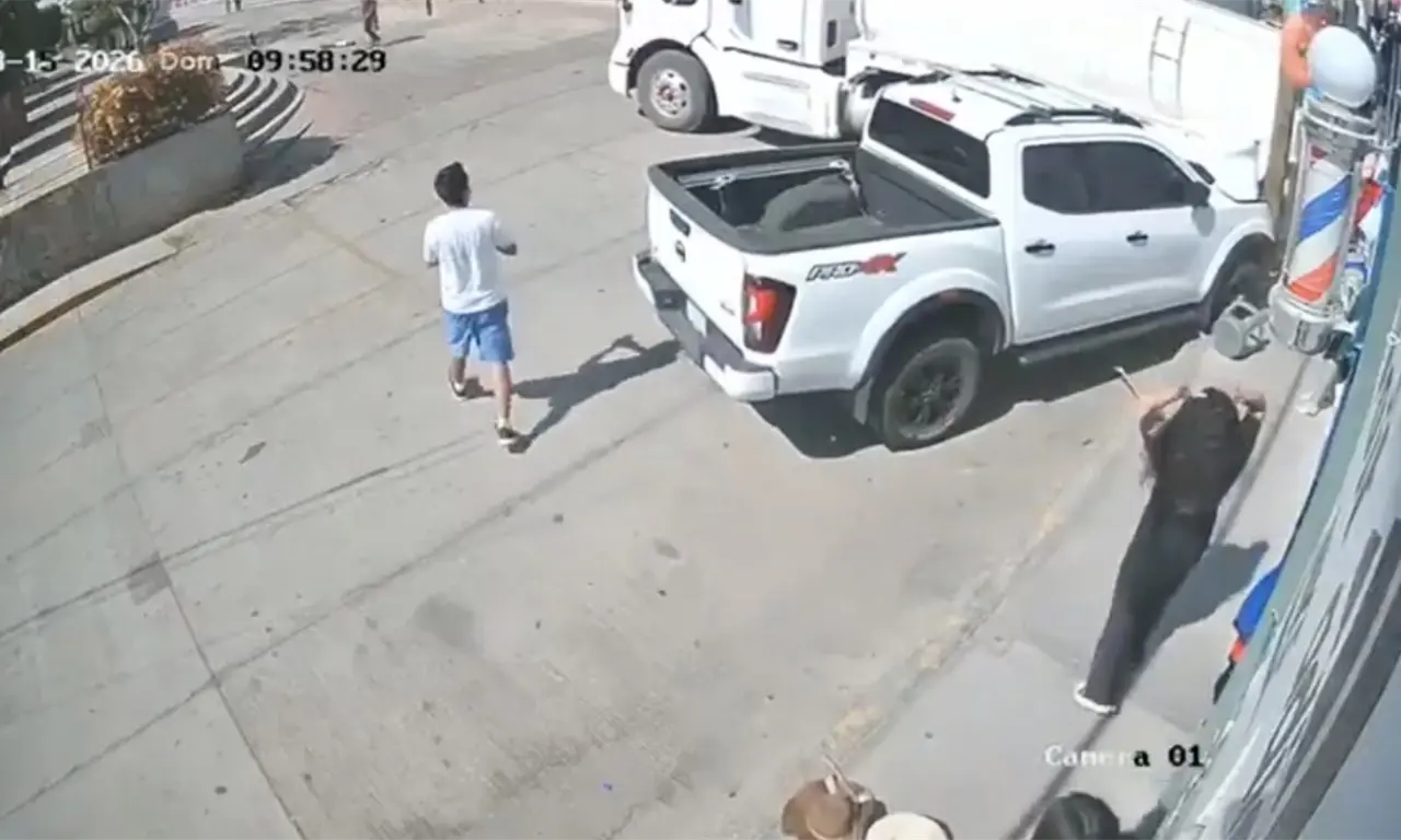 Pipa de agua sin frenos se mueve sola y choca con una camioneta