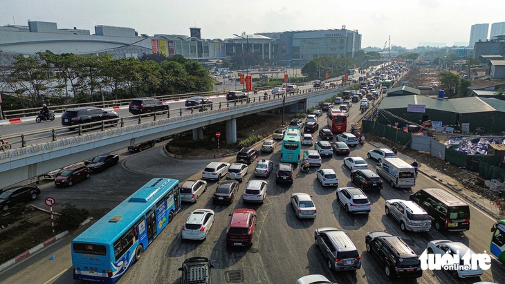 Hà Nội rào chắn nhiều nơi trên đường Đàm Quang Trung, Cổ Linh để thi công hầm kín, hầm hở
