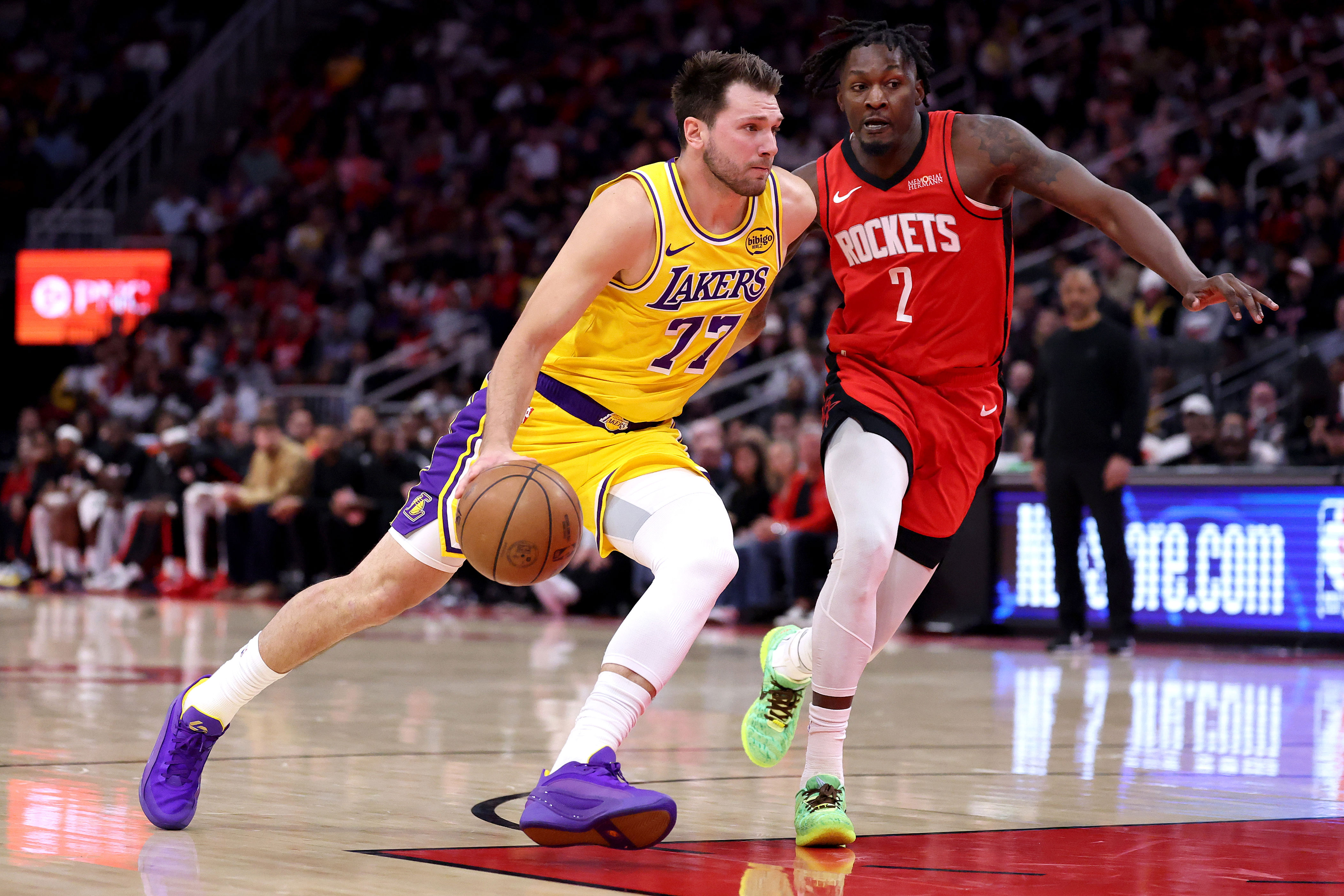 Lakers grind out victory over Rockets for sixth straight win