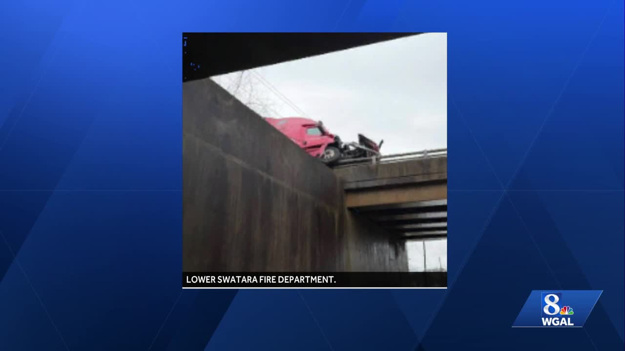 Tractor-trailer crashes into median on I-283, causing backups in ...