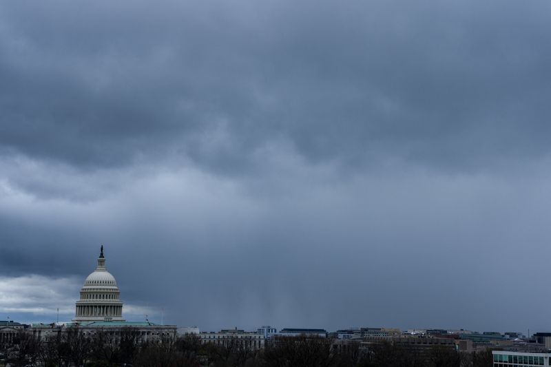 Factbox: Half a million lose power as storms batter US Midwest, Mid-Atlantic and South<br><br>